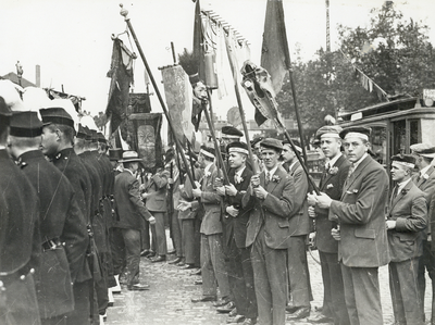 99868 Afbeelding van vertegenwoordigers van verschillende studentencorpora met vaandels, op het Stationsplein te ...